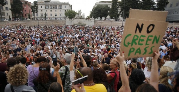 Vaccini, film già visto: chi protesta è un criminale