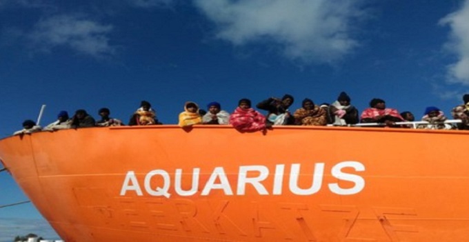 La grottesca vicenda della nave Aquarius