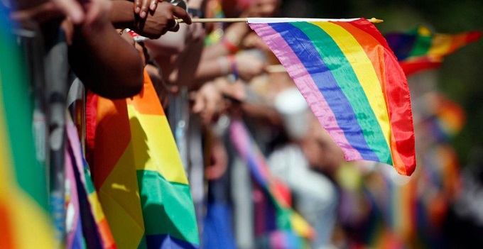 Gay Pride e Madonna profanata. Che i morti seppelliscano i morti