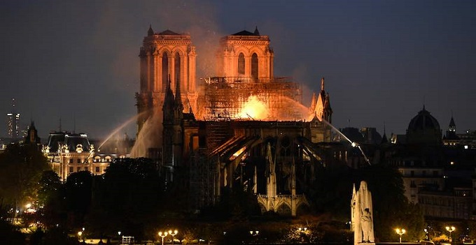 La croce ardente di Notre Dame